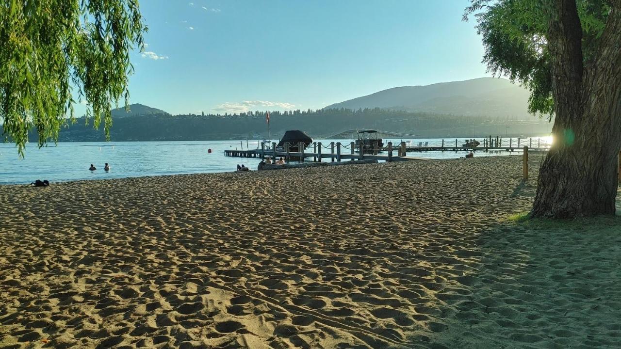 Bed and Breakfast Beds By The Bridge à Kelowna Extérieur photo